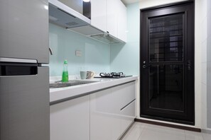 Fridge, microwave, oven, stovetop
