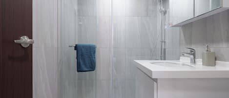 Douche, séchoir à cheveux, bidet, serviettes fournies