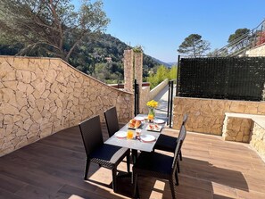 Outdoor dining - Air-conditioned T2 with terrace, jacuzzi & parking - near Nice & Monaco (La Trinité)