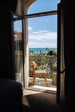 Coffres-forts dans les chambres, rideaux occultants. HOTEL AMBASSADOR NICE