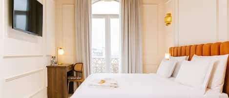 Habitación clásica doble, balcón | Caja fuerte, cortinas opacas, sistema de insonorización