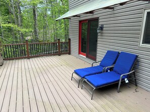 Terrace/patio - 4-bedroom house in marvelous Arrowhead Lake WiFi, AC, Beach, lake, pool access, (Pocono Lake)