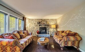 Smart TV, chimenea, videojuegos y futbolito 