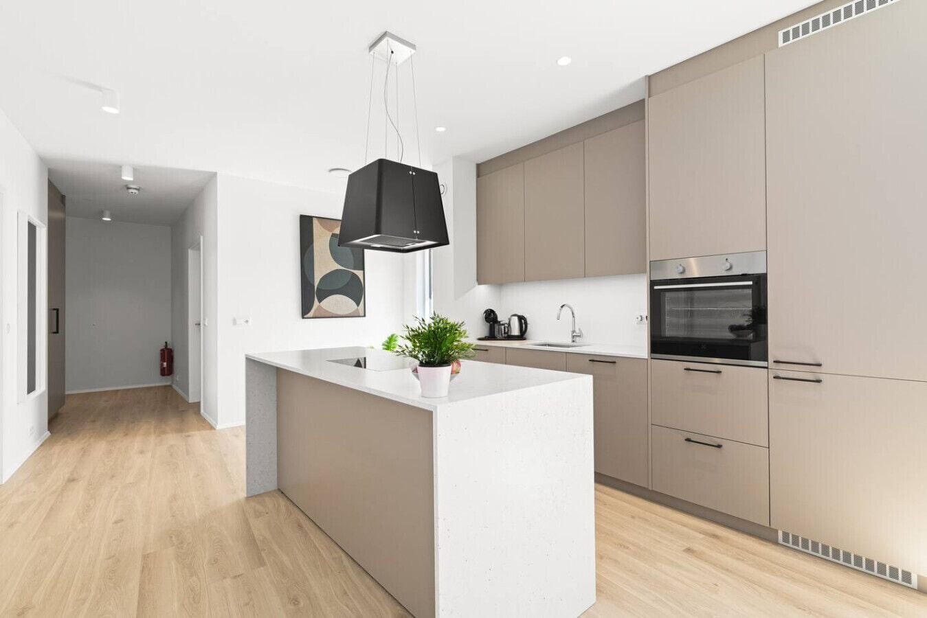 Kjøleskap, mikrobølgeovn, ovn og kokeplater