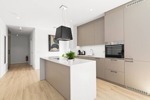 Køleskab, mikrobølgeovn, ovn, kogeplade