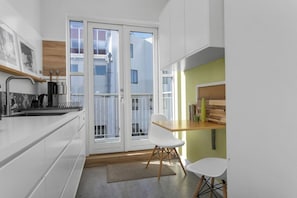 Réfrigérateur, micro-ondes, four, plaque de cuisson