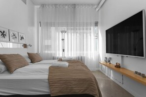 Desk, iron/ironing board, WiFi, bed sheets