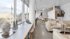 Un interior moderno con comedor, sofá y cocina.