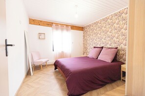 2 chambres, fer et planche à repasser, lit parapluie, draps fournis