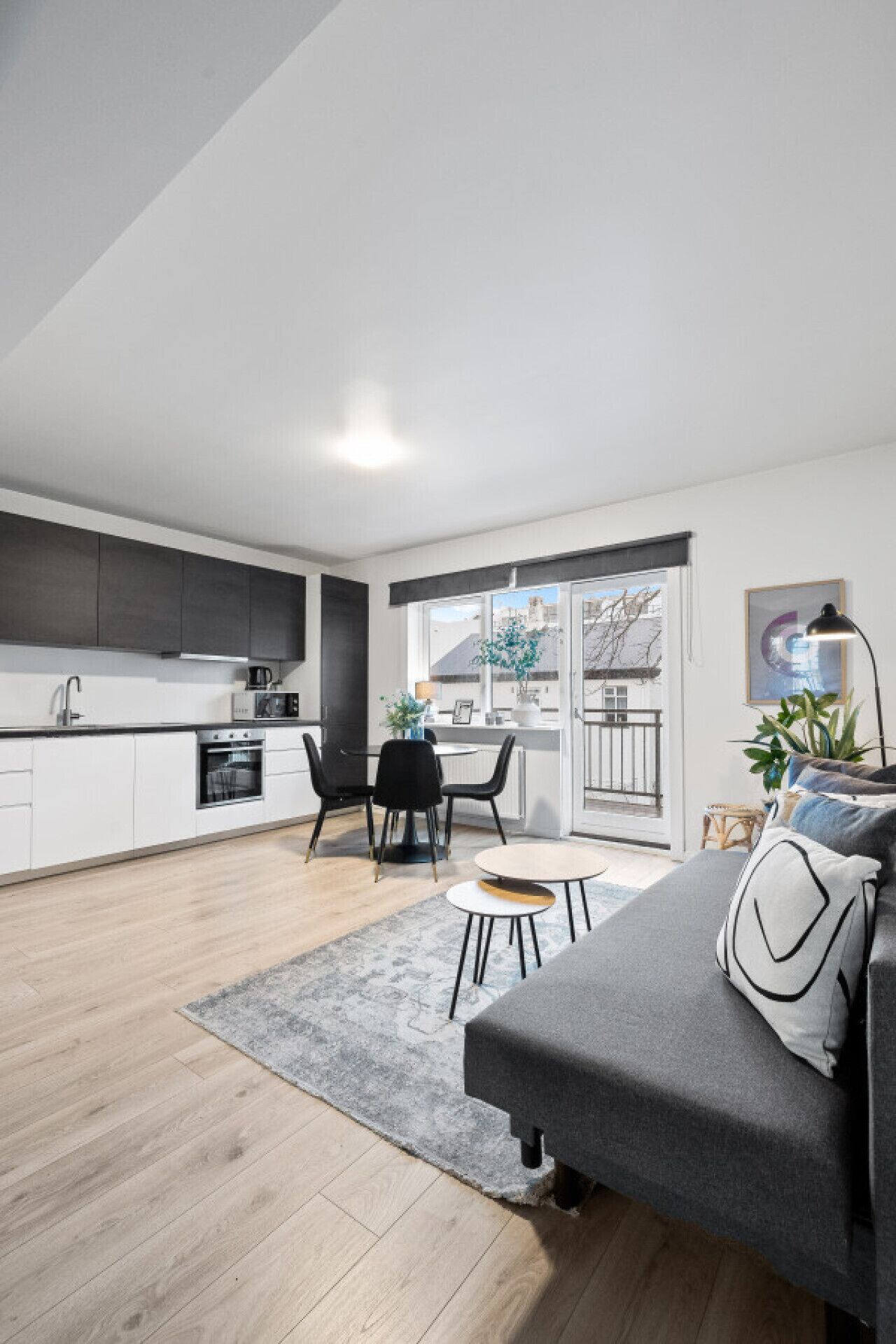 Un apartamento moderno con cocina, comedor y sala de estar.