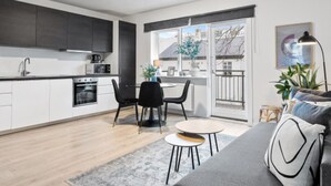 A modern apartment with a kitchen, dining area, and living room. - Central and Cozy Apartment (Reykjavík)