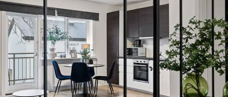 Réfrigérateur, micro-ondes, four, plaque de cuisson