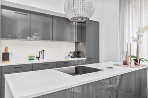 Kühlschrank, Mikrowelle, Ofen, Herdplatte