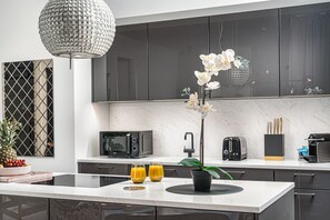 Køleskab, mikrobølgeovn, ovn, kogeplade