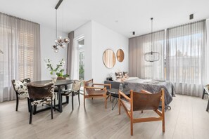 2 habitaciones, escritorio, tabla de planchar con plancha y wifi gratis 