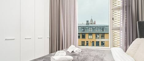 2 habitaciones, escritorio, tabla de planchar con plancha y wifi gratis