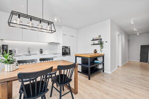 Fridge, oven, stovetop, dishwasher