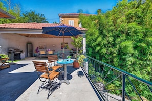 Outdoor dining - Charming 3-bedroom villa with private pool in gorgeous Dubravka (Dubravka)