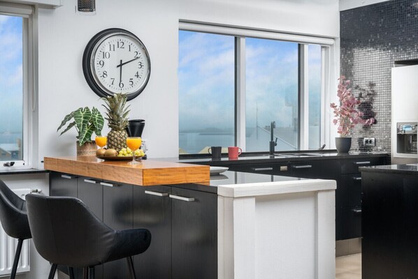 Fridge, oven, stovetop, dishwasher