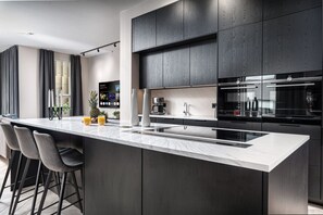 Kühlschrank, Mikrowelle, Ofen, Herdplatte