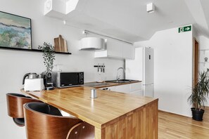 Kjøleskap, mikrobølgeovn, ovn og kokeplater