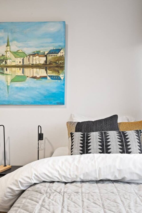 3 bedrooms, desk, iron/ironing board, free WiFi