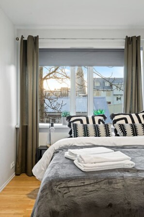 Skrivebord, strykejern/-brett, wi-fi (inkludert) og sengetøy