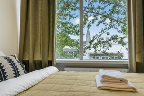 Een bureau, een strijkplank/strijkijzer, gratis wifi, beddengoed