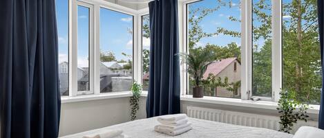 Escriptori, planxa i posts de planxar, wifi gratuïta i roba de llit