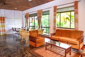 TV LED 32 pollici con canali satellitari, libri