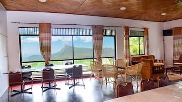 32 吋LED 電視連衛星電視頻道、書籍