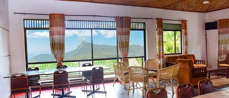 32-Zoll-LED-Fernseher mit Satellitenempfang, Bücher