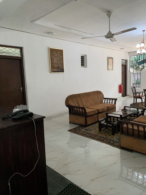 Een 32-inch ledtelevisie met satellietzenders en boeken