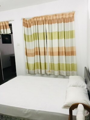Comfort Triple Room | Memory foam beds, soundproofing, free WiFi, bed sheets - Hotel Ameliya  (buwalikada)