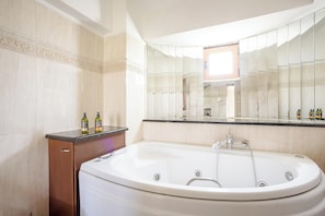 Apartment, Sea View | Bathroom | Free toiletries, hair dryer, bidet, towels