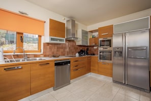 Appartement, vue mer | Cuisine privée | Grand réfrigérateur, micro-ondes, four, plaque de cuisson