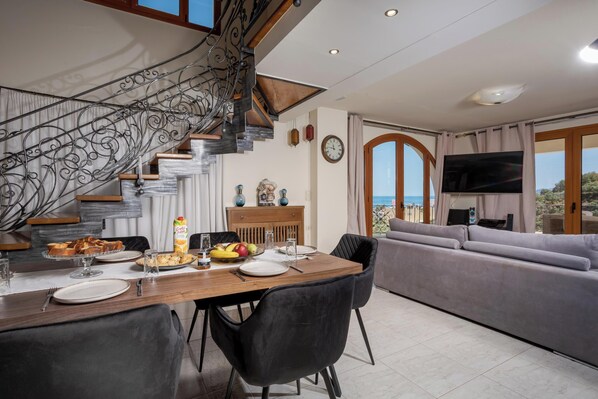 Apartment, Meerblick | Essbereich im Zimmer