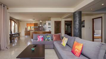 Departamento, vista al mar | Área de sala de estar | Smart TV de 60 pulgadas con canales por cable y Netflix