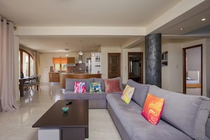 Appartement, vue mer | Coin séjour | TV connectée de 60 pouces avec chaînes par câble, Netflix