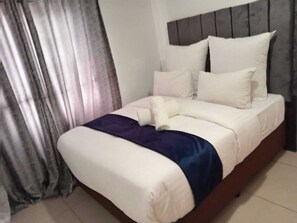 1 bedroom, iron/ironing board, WiFi, bed sheets - Chic 1-bedroom apartment in wonderful Johannesburg South with WiFi, AC (Johannesburg South)