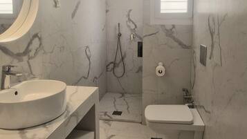 Doccia, asciugacapelli, bidet, asciugamani