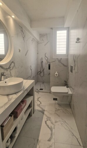 Dusche, Haartrockner, Bidet, Handtücher