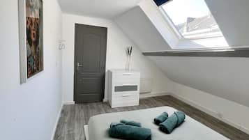 3 bedrooms, desk, iron/ironing board, free WiFi
