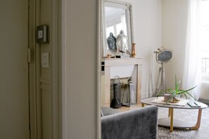 City Apartment, 1 Double Bed with Sofa bed, Non Smoking, Courtyard View | Living area