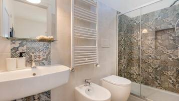 Doccia, asciugacapelli, bidet, asciugamani