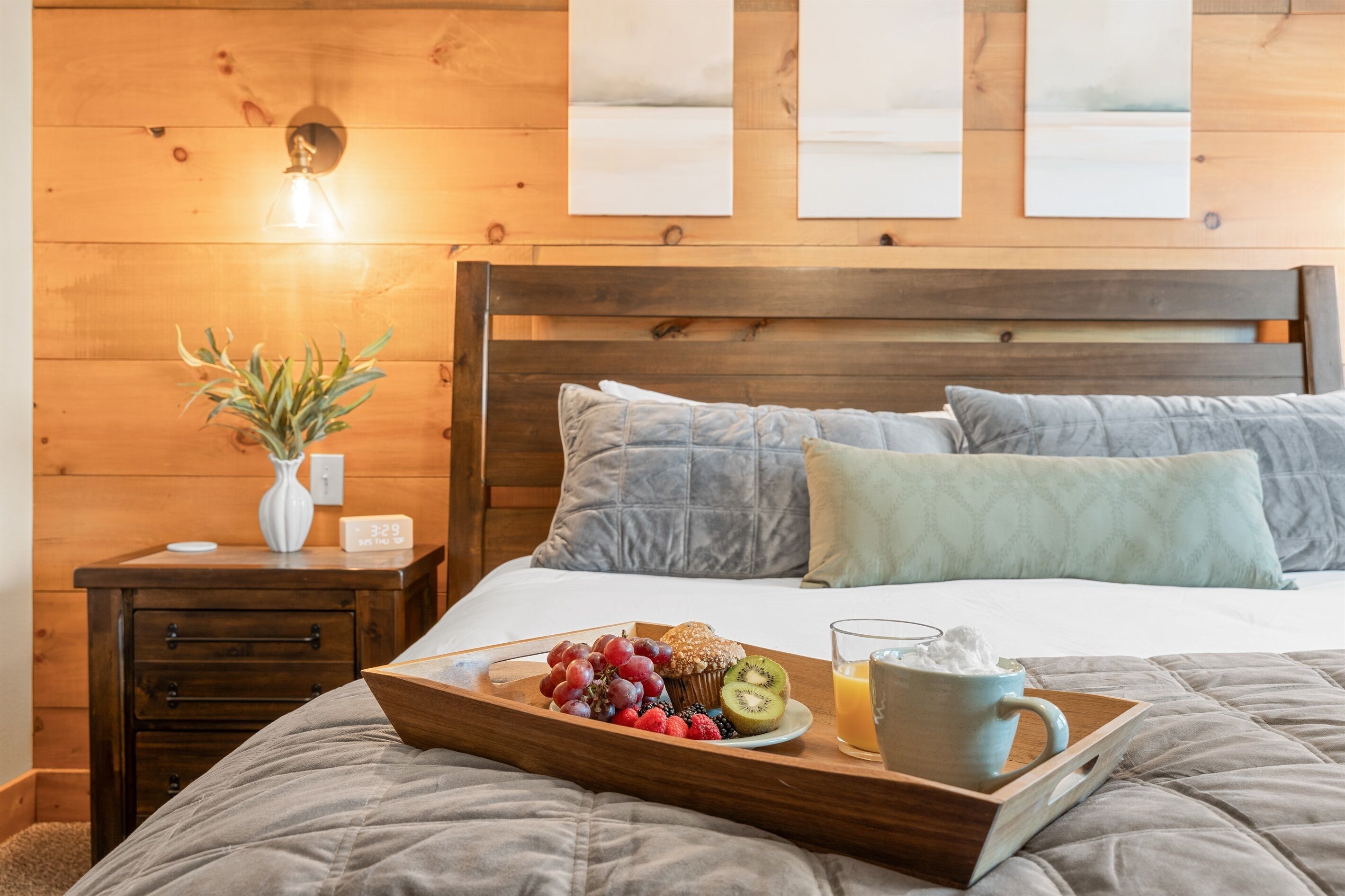 4 habitaciones, escritorio y tabla de planchar con plancha 