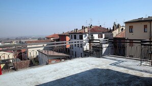 Una terraza en la azotea con vistas a los edificios circundantes.