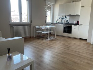 Réfrigérateur, un four, surface de cuisson, lave-vaisselle