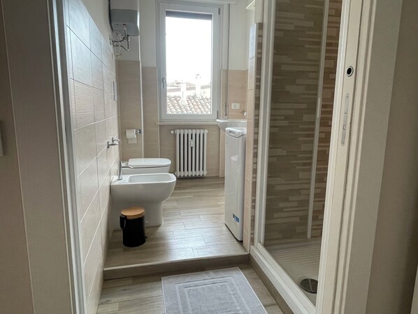 Douche, articles de toilette (gratuits), bidet, serviettes fournies