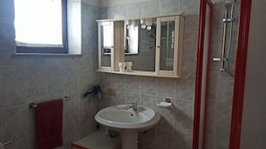 Douche, sèche-cheveux, bidet, serviettes fournies